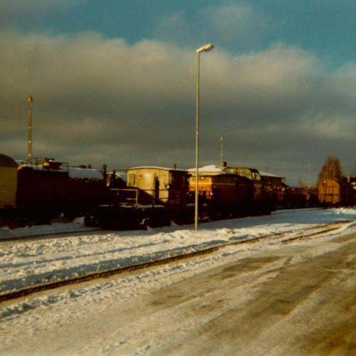 1974 Spårrensare3. Rensar kring rälsen från snö och is