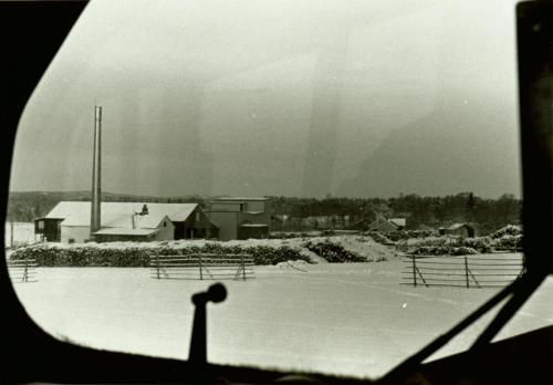 1970-talets slut Mosjöns sågverk taget från lokfönster